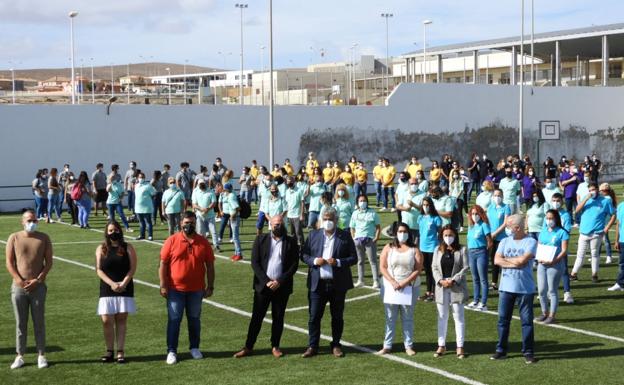 Presentación de los siete PFAE y Puerto Brilla, ayer en el campo de fútbol de Los Pozos . 
