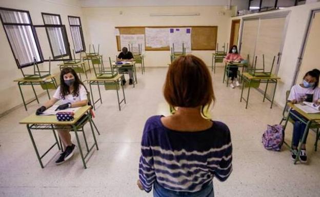 Cinco mil docentes sensibles al covid-19 continúan «sin protección adecuada»