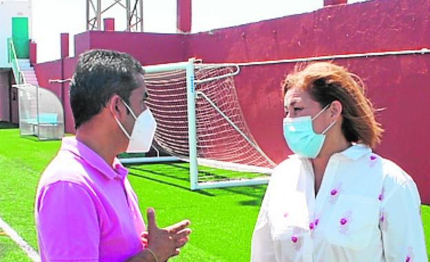 Arrecife contempla mejoras en el pabellón de Titerroy y en el campo de fútbol de Argana