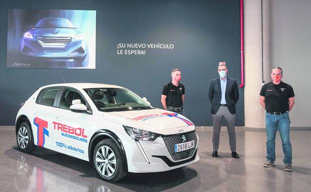 Autoescuela Trébol opta por el Peugeot e-208