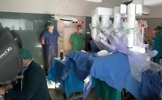 Canarias realiza con éxito su primera cirugía robótica de cáncer de vejiga
