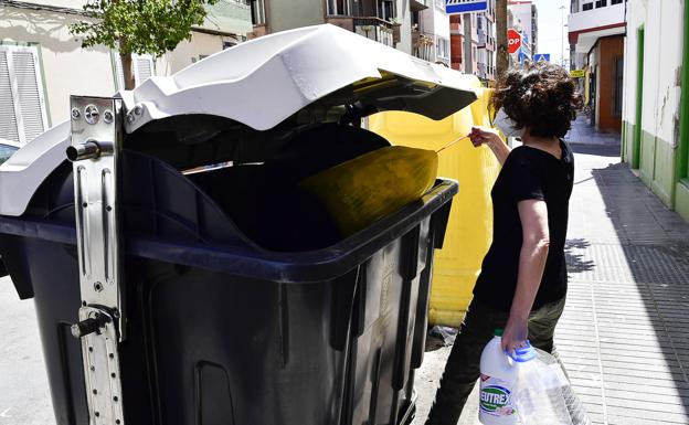 La capital estrenará un servicio de recogida de basura puerta a puerta