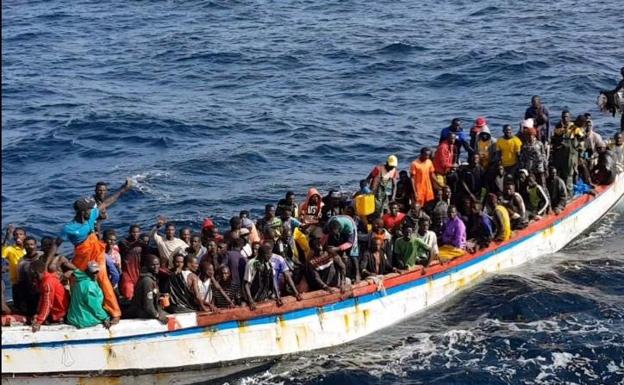 El marisquero Riodomar Cuarto rescató anoche a 215 inmigrantes que se encontraban a la deriva en aguas canarias. /Efe