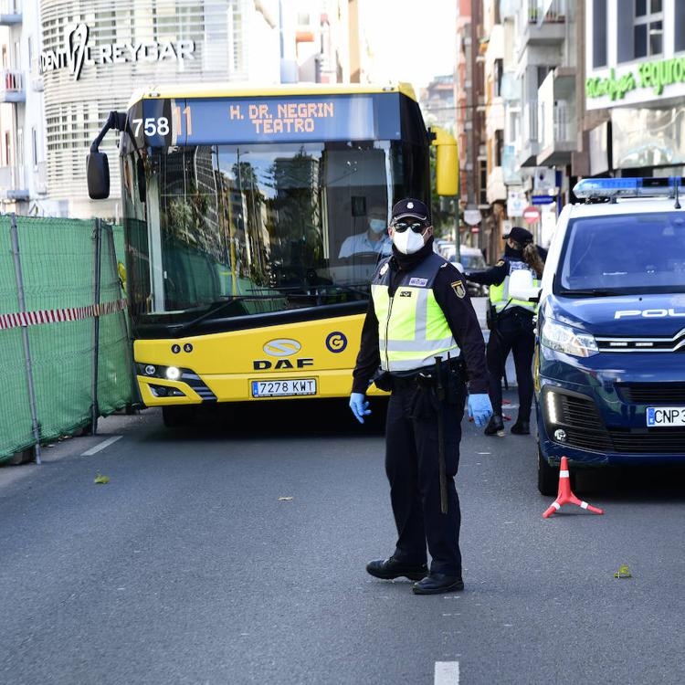 El Ayuntamiento conectará las guaguas y los taxis con la policía para frenar los ataques