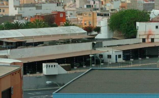Defensa ofrece las instalaciones del Canarias 50 para acoger inmigrantes