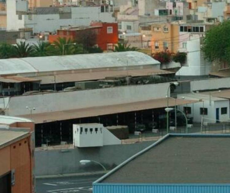 Defensa ofrece las instalaciones del Canarias 50 para acoger inmigrantes