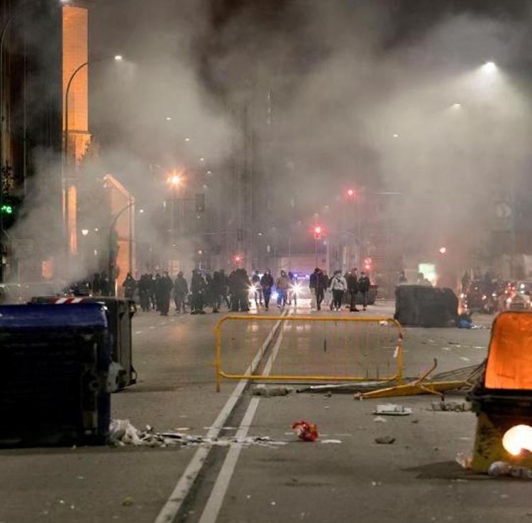 Una ola de disturbios contra los toques de queda agita varias ciudades españolas