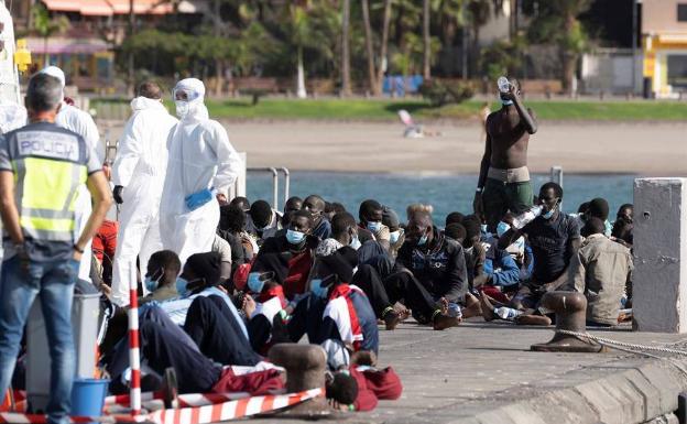 Rescate de 38 subsaharianos en una patera al sur de Gran Canaria