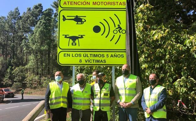 Trá́fico presenta las nuevas señales de tramo de alto riesgo para motoristas