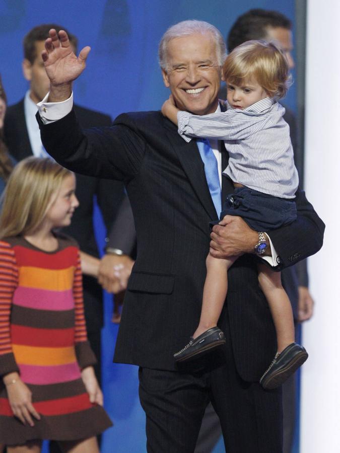 Joe Biden, junto a sus nietos en 2008