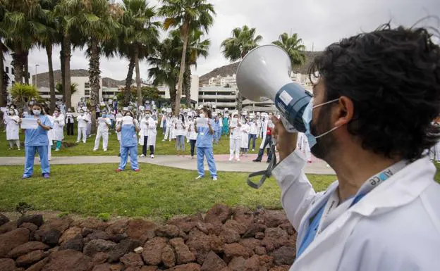 Imagen de archivo de una protesta de integrantes de la Mesa de Confluencia de Médicos y Facultativos de Canarias en el Materno-Insular. 
