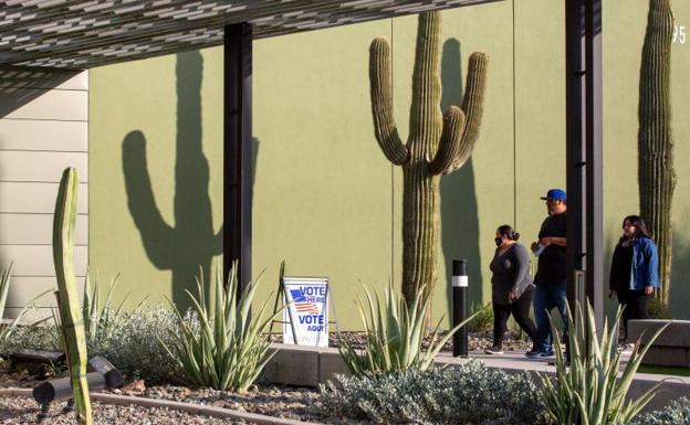 Una familia de hispanos se dirige a votar en la localidad de Eloy (Arizona)./afp