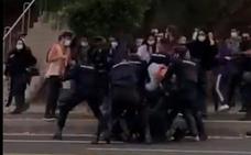 Dos detenidos tras una protesta estudiantil por una exhibición policial y militar en la ULL