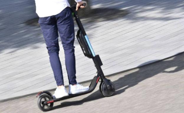 Una joven en patinete choca contra un turismo en Tenerife