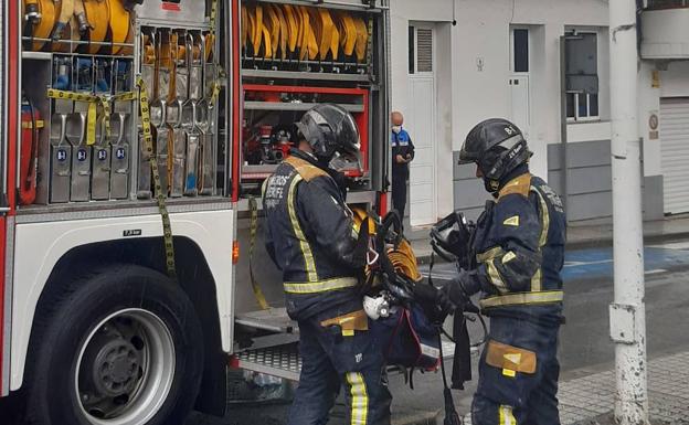 Extinguen un incendio en la habitación de una vivienda en Güímar