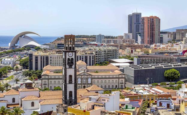 Muere un motorista al chocar contra un muro en la capital tinerfeña