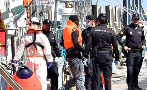 Los policías denuncian el «desbordamiento» de la inmigración en Canarias