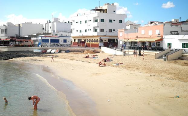 Playa del muelle chico de Corralejo, en torno a la que se articula el casco viejo. /canarias7