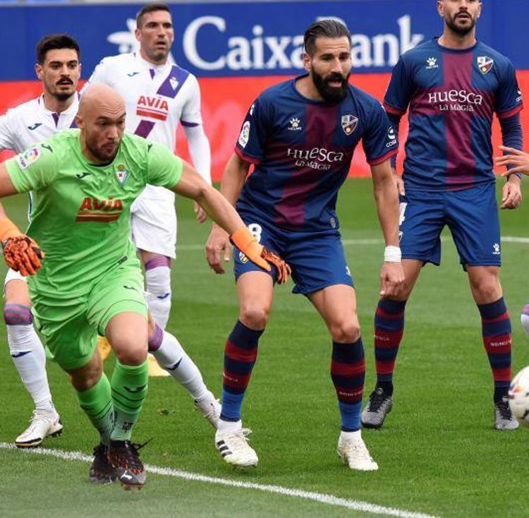 El Huesca desaprovecha sus oportunidades ante un Dmitrovic salvador