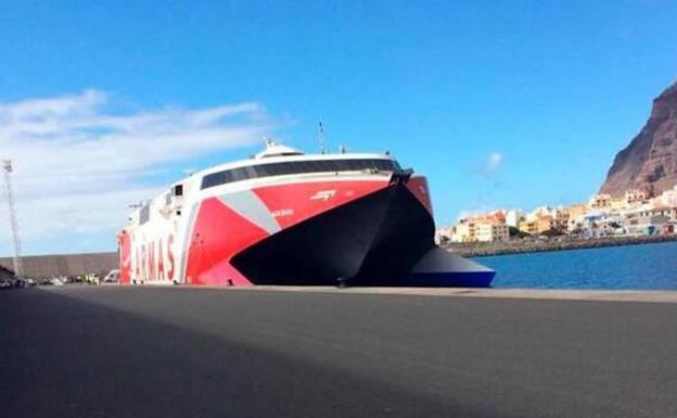 Armas refuerza las conexiones entre las dos capitales canarias