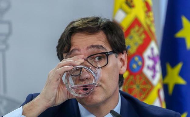 El ministro de Sanidad, Salvador Illa, bebe agua tras el último Consejo Interterritorial en Moncloa,/e. p.