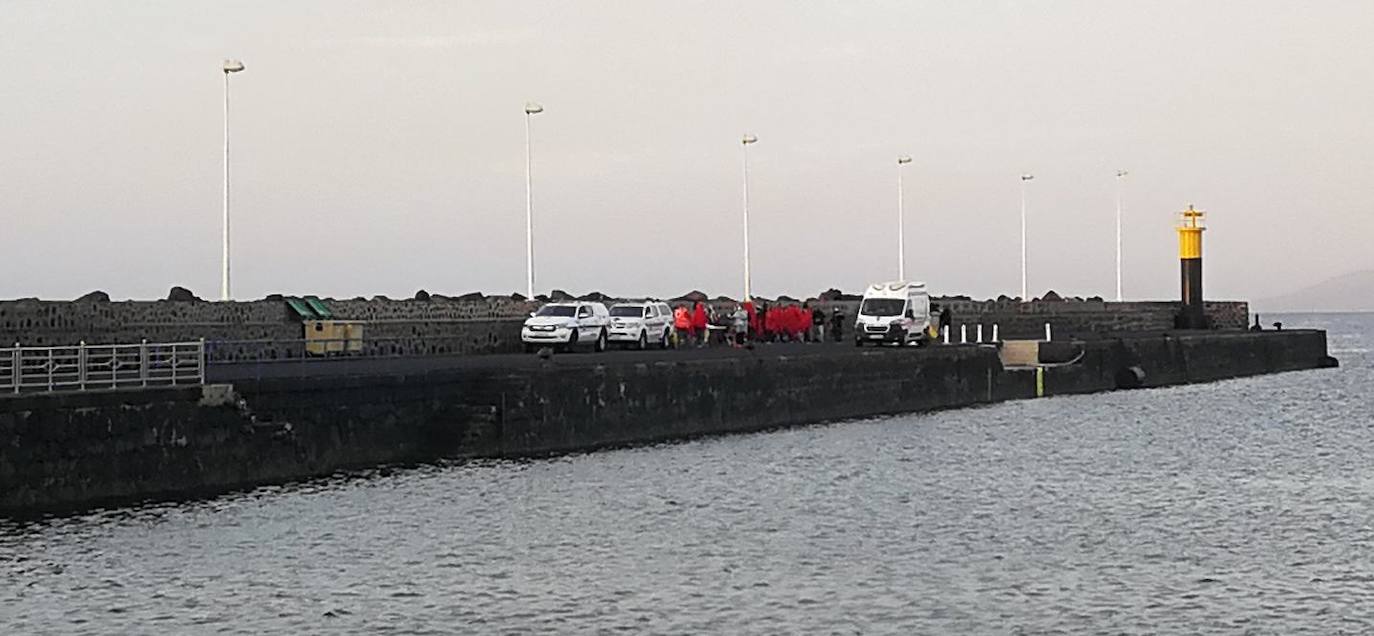 Rescatan una lancha neumática con 23 migrantes a cinco millas de Lanzarote