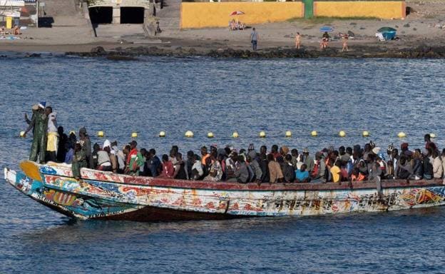 Marruecos deporta en avión a Senegal a un centenar de migrantes que viajaban a Canarias