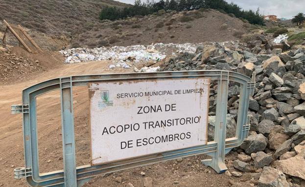 El Seprona denuncia el acopio de escombros en la subida del Lasso