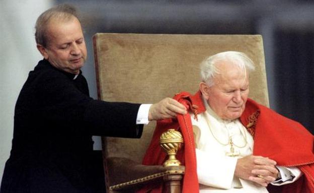 Stanislaw Dziwisz junto a Juan Pablo II./Reuters