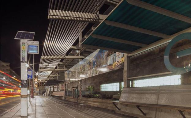 Condenado al pago de 3.500 euros al autor de pedradas contra un panel de información de Guaguas