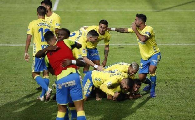 Un inverosímil autogol de Ortolá decide el derbi canario