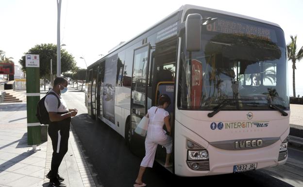 Las guaguas interurbanas estrenarán aplicación móvil y 43 paneles en las paradas