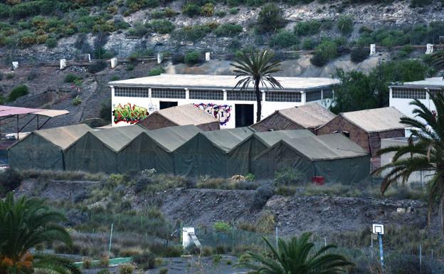 2.300 personas siguen hacinadas en el muelle de Arguineguín