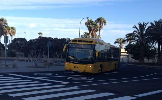 Se sube a una guagua sin mascarilla y se pone a fumar dentro