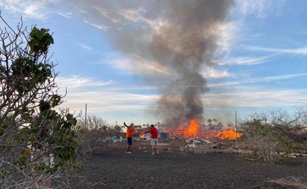 Un incendio en la zona del Baku en Corralejo