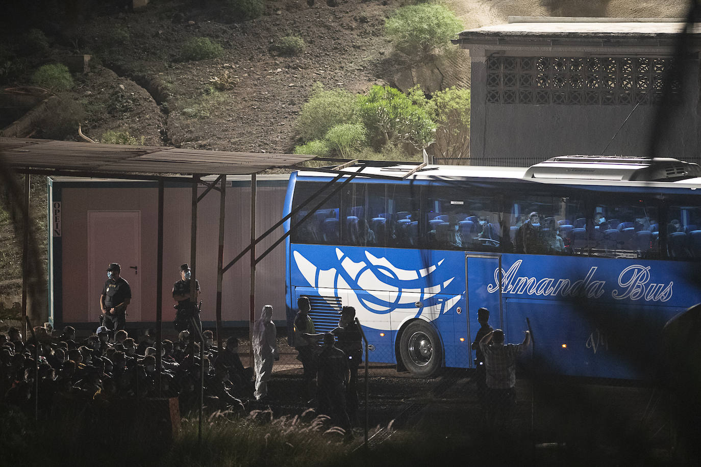 Trasladan a otros 200 inmigrantes de Arguineguín a Barranco Seco