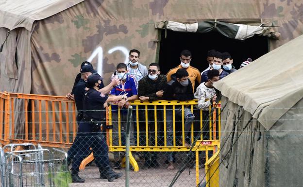 Madrid saca del muelle a 700 inmigrantes en 24 horas pero continúa saturado