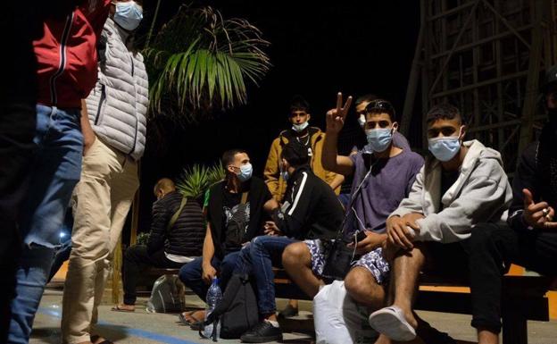 En la calle y bloqueados en el puerto de Santa Cruz: «No queremos quedarnos aquí»