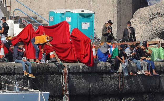 El muelle de Arguineguín respira al salir un tercio de los inmigrantes