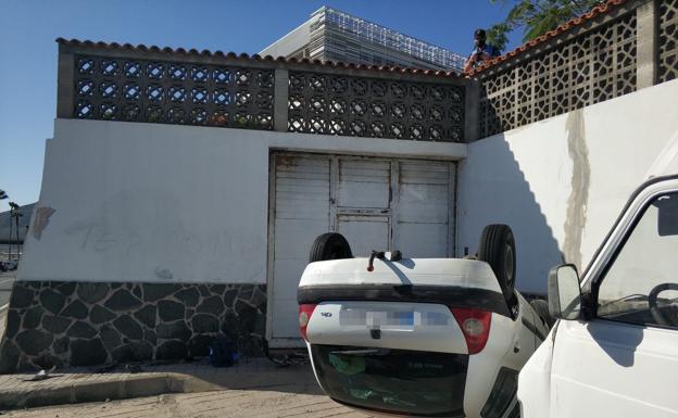 Vuelca un turismo en la Avenida Marítima