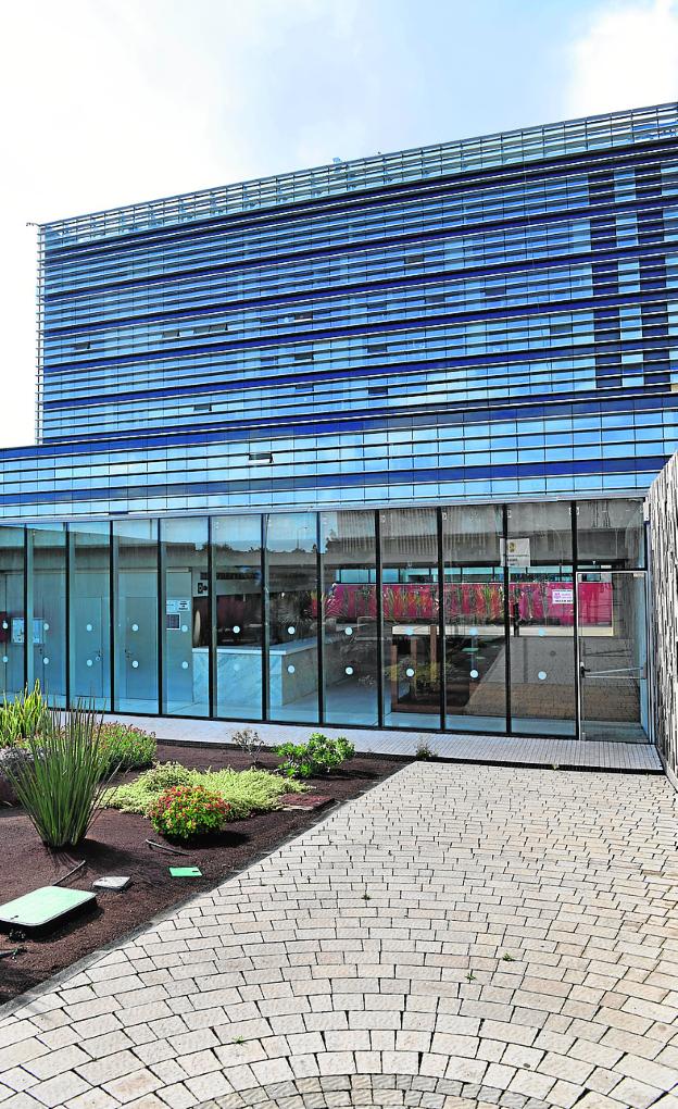 Intentó asesinar a su bebé de 16 meses lanzándolo al suelo