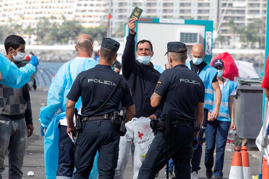 Cinco sindicatos exigen la acogida y traslado de los inmigrantes retenidos