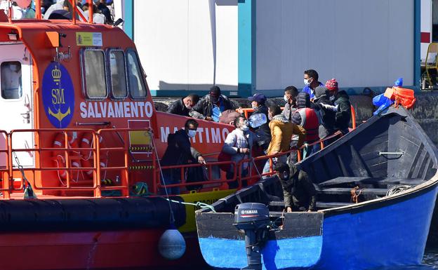 El Gobierno dará a Canarias 10 millones para atender a los 2.000 menores inmigrantes