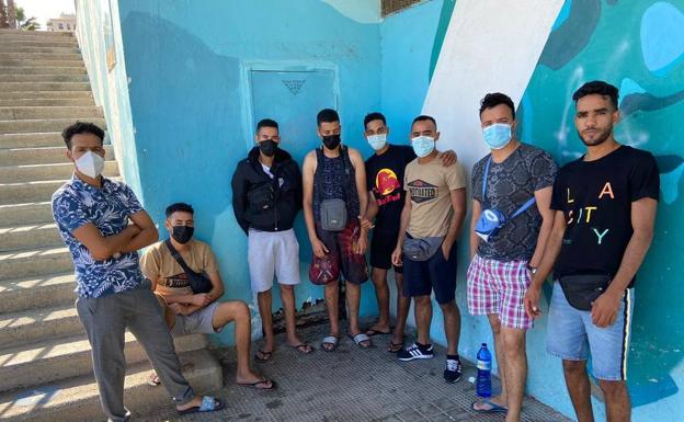 Un grupo de inmigrantes ocupan el local de la asociación de vecinos en Alcaravaneras