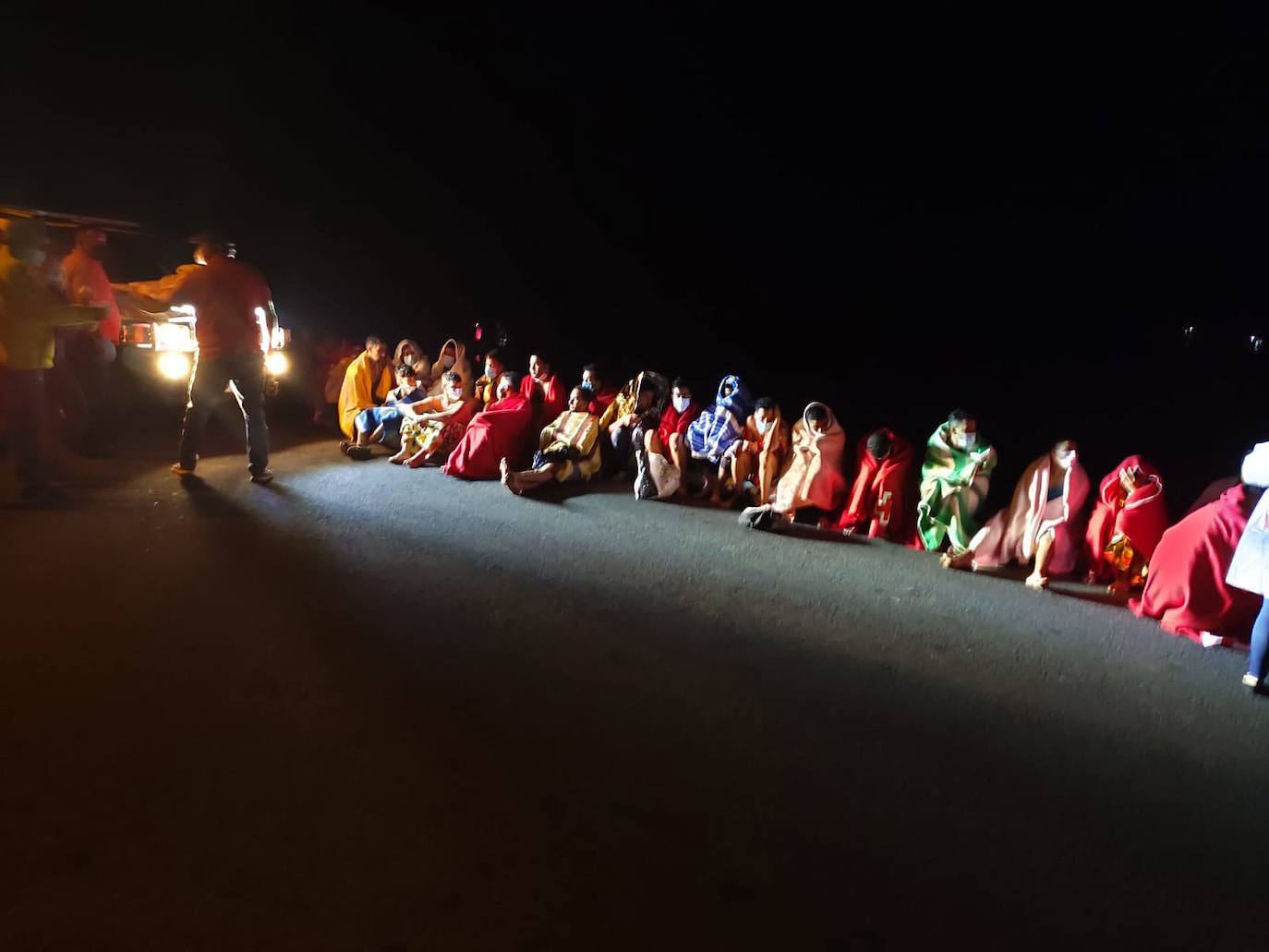 Agónico rescate en Órzola tras el vuelco de una patera