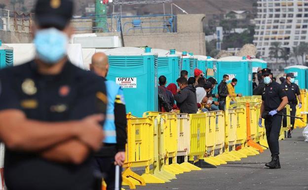 Canarias aprueba la orden que obliga al aislamiento a los migrantes con covid