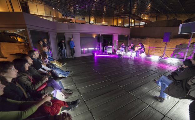 La Cueva Pintada organiza una visita nocturna en compañía en directo de Caravansar Trío