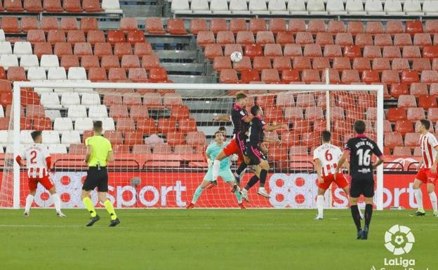 El Tenerife prolonga su mala racha y cae ante el Almería