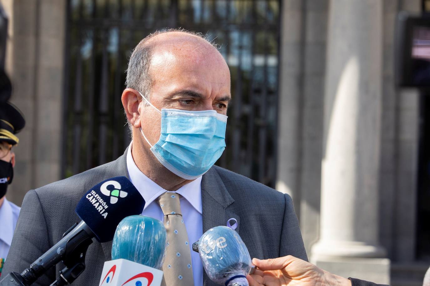 El delegado de Gobierno rechaza el ultimátum para desalojar a los migrantes de hoteles