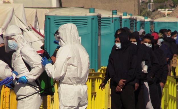 Pestana rechaza el ultimátum de los alcaldes pero intentará sacar a los inmigrantes a tiempo